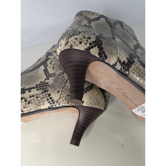 Clarks Comfort Collection Heeled Ankle Bootie Judith Taupe Snakeskin 6.5 M NWOB - Picture 12 of 12